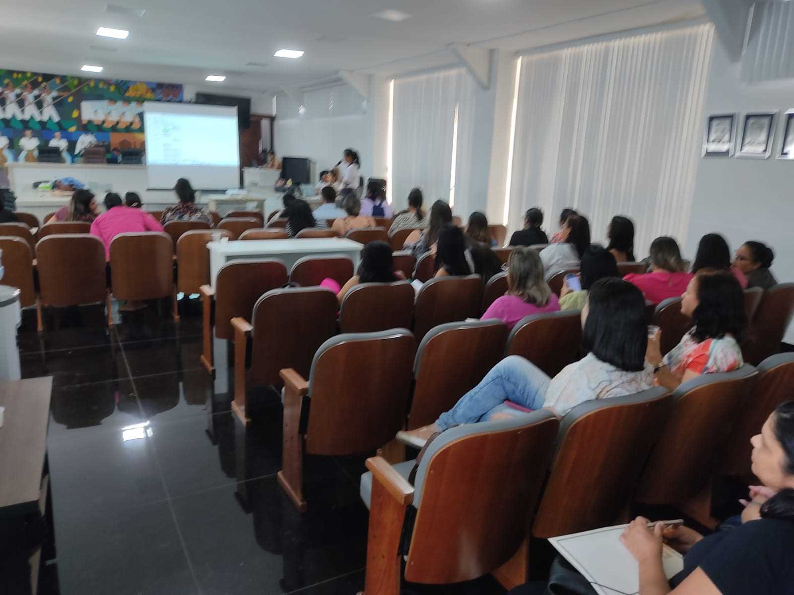 Camacã: Enfermeiros e Técnicos de Enfermagem participam de palestra sobre Boas Práticas de Vacina